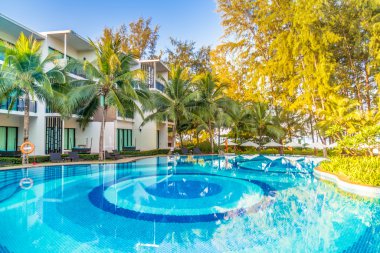 Şemsiye ve sandalye otel havuz etrafında