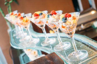 Cam açık büfe yemek, meyve