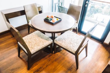 Boş masa ve sandalye