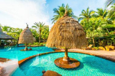 Otel havuzunda yüzme havuzu