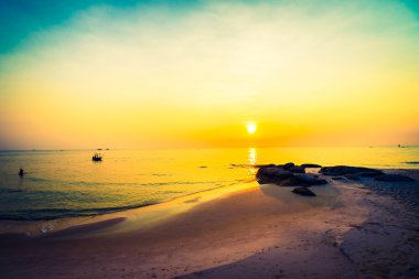 Sahilde gün doğumu