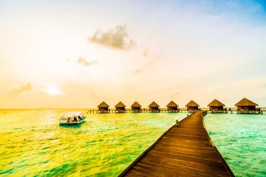 Maldivler Adası üzerinde güzel tropikal gün batımı