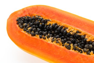 Beyaz arka planda papaya meyvesi