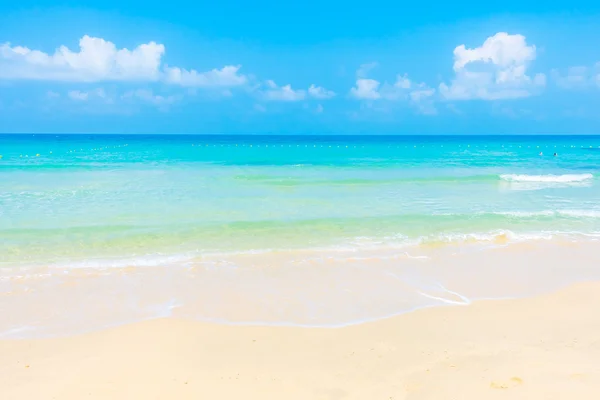 Hermosa playa tropical y el mar — Foto de Stock