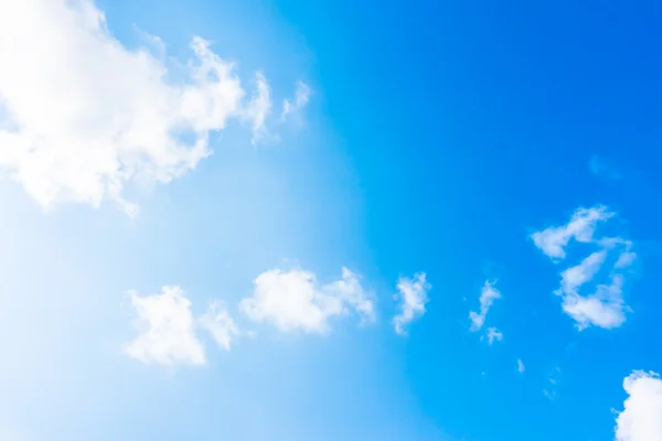 Bílý mrak na modré obloze — Stock fotografie