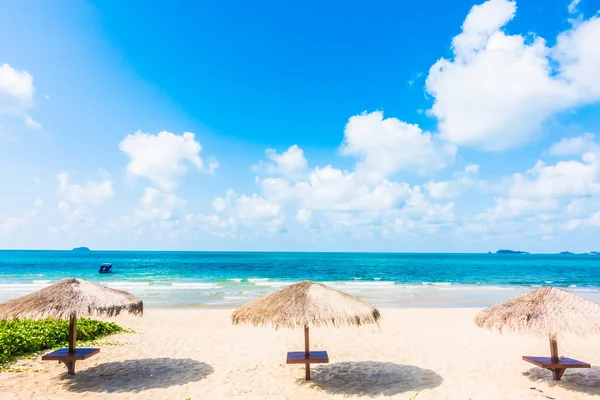 Sonnenschirm und Liegestuhl am Strand — Stockfoto