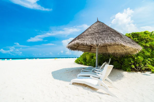 Tropisch strand en zee rond hotel resort — Stockfoto