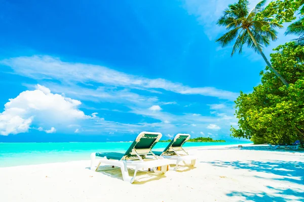 Τροπική παραλία και θάλασσα σε Μαλδίβες νησί — Φωτογραφία Αρχείου