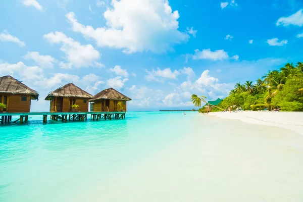 Hermosa playa tropical y el mar — Foto de Stock