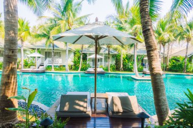 Otel havuzunda yüzme havuzu