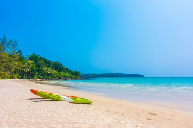 Renkli kayık gemi plajındaki