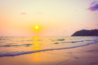 Sahilde güzel bir gün batımı