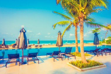 Güzel lüks şemsiyeleri ve sandalyeler