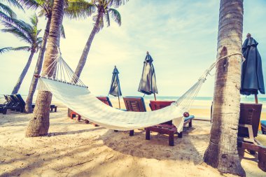 Tropik sahilde boş hamak