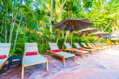 Otel havuzunda yüzme havuzu