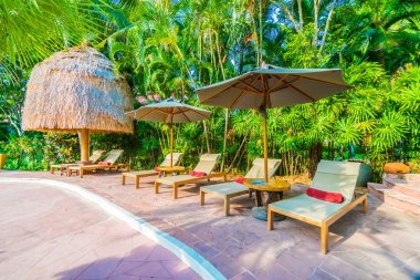 Otel havuzunda yüzme havuzu