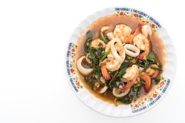 Baharatlı deniz ürünleri fesleğen