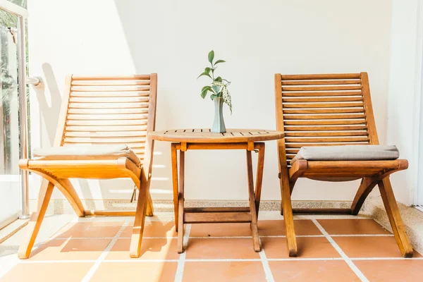 Пустой стул и стол — стоковое фото
