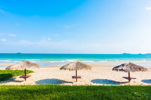 Güzel tropikal plaj şemsiye