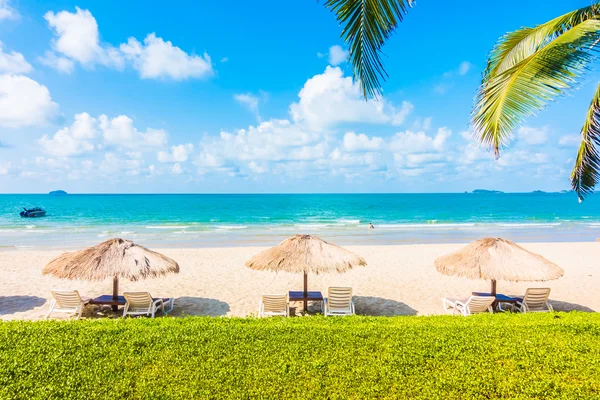 Parasol en stoel op strand — Stockfoto