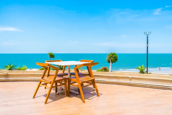 Stuhl und Tisch mit Meer — Stockfoto
