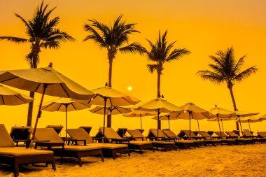 Otel havuzunda yüzme havuzu