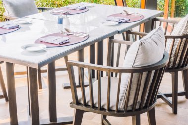 Boş sandalye ve masa