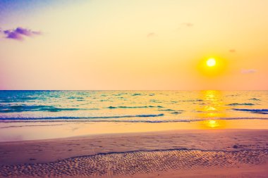 Sahilde güzel bir gün batımı