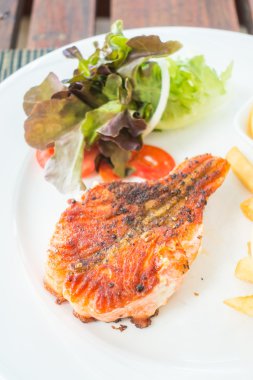 Somon steak beyaz plaka üzerinde