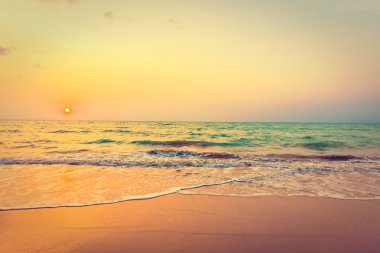 Sahilde güzel bir gün batımı