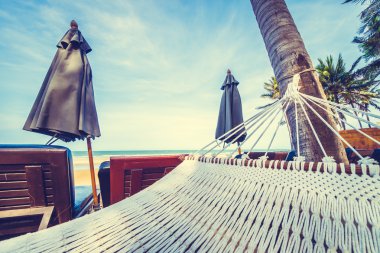 Tropik sahilde boş hamak