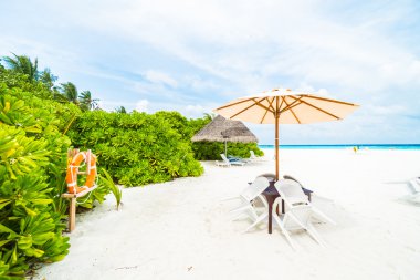 Şemsiye ve güzel tropikal plaj sandalye