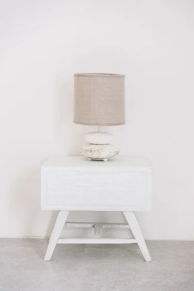 Tabel met licht lamp — Stockfoto