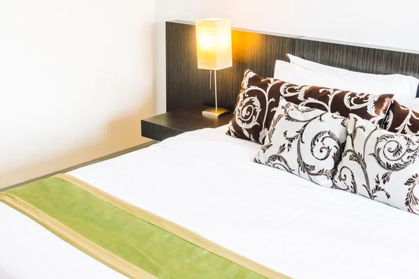 Yatakta güzel lüks yastıklar