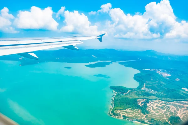 Avión ala en el hermoso cielo azul — Foto de Stock