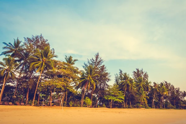 Bella spiaggia tropicale e mare — Foto Stock