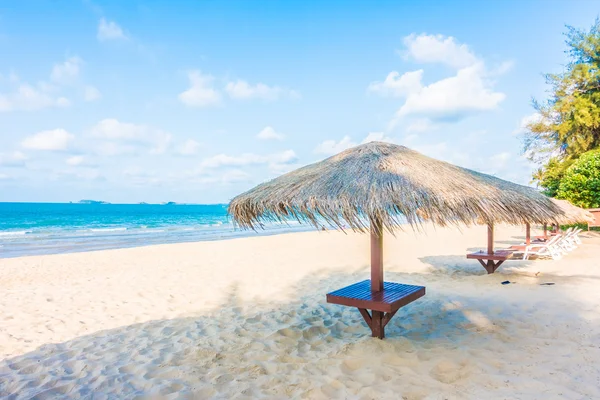 Ombrellone e sedia sulla spiaggia — Foto Stock