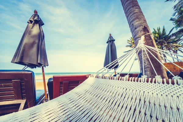 Tropik sahilde boş hamak