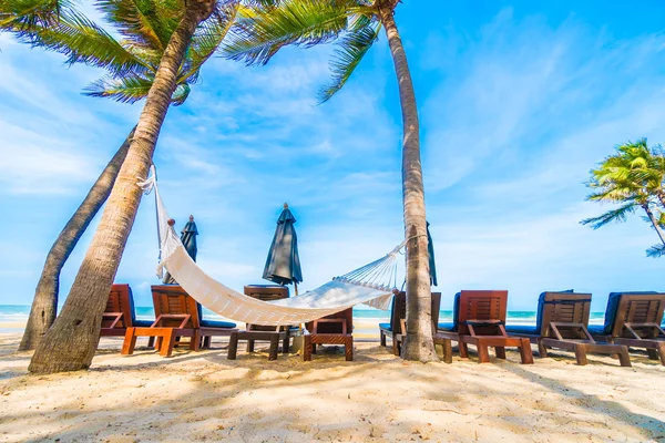 Paraply och stol på tropical beach — Stockfoto