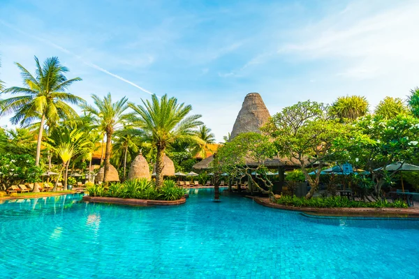 Otel havuzunda yüzme havuzu