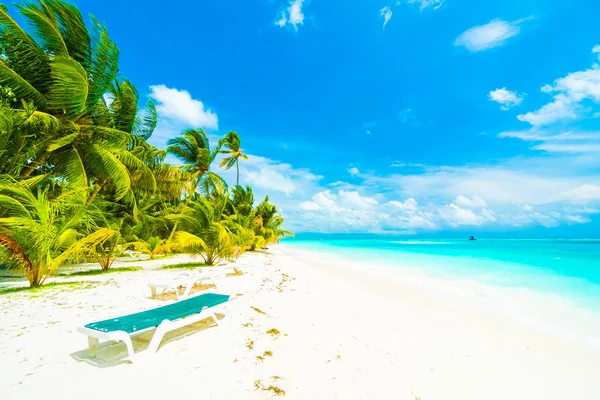 Bela praia e mar na ilha das Maldivas — Fotografia de Stock