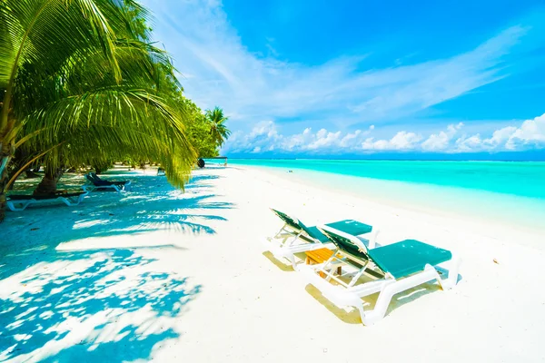 Hermosa playa y mar en la isla de Maldivas — Foto de Stock