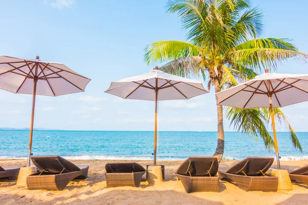 Guarda-chuva e cadeira na bela praia tropical — Fotografia de Stock