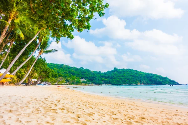 Schöner tropischer Strand und Meer — Stockfoto