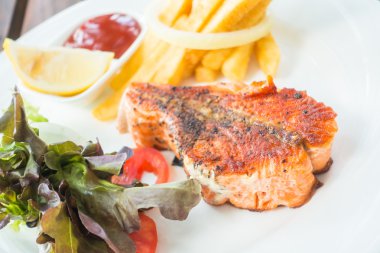 Somon steak beyaz plaka üzerinde