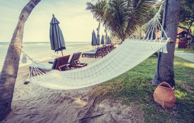 Tropik sahilde boş hamak
