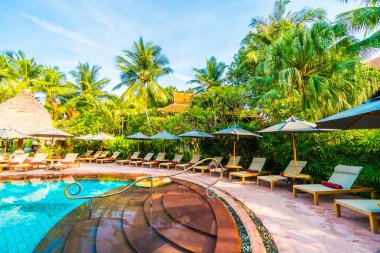 Otel havuzunda yüzme havuzu