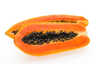 Beyaz arka planda papaya meyvesi