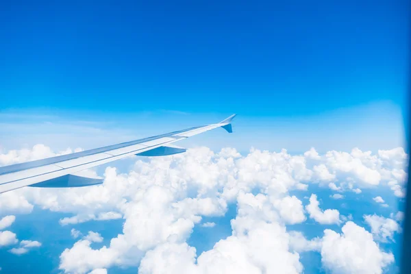 Asa de avião no céu azul bonito — Fotografia de Stock