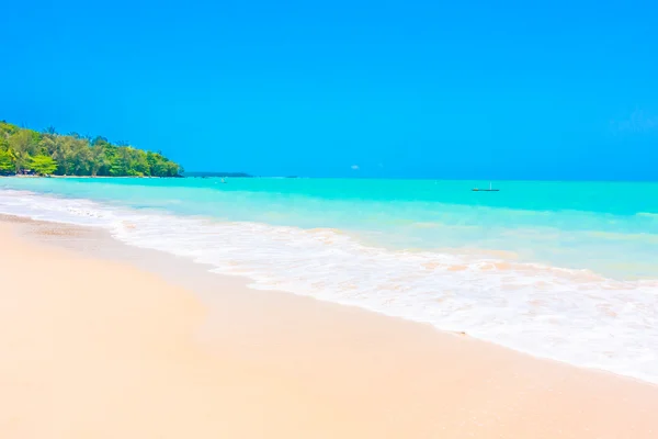 Hermoso mar tropical y playa — Foto de Stock